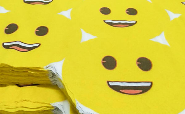 蚕丝面膜布定制厂家设备之一印花裁切（雅熙：广州面膜生产厂家_蕾丝冻干面膜布_蚕丝面膜布定制_天丝面膜布批发，专业高效服务）